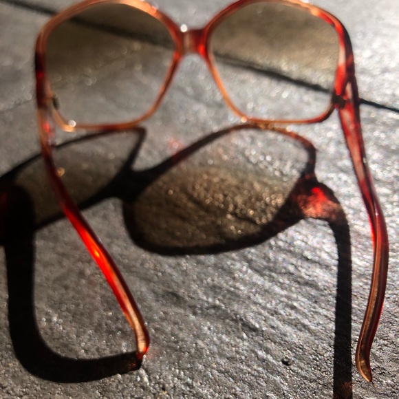SOLD Vintage 70s Red Oversized Sunglasses - Picture 4 of 4